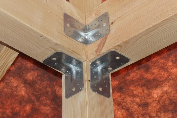 Holzbalken mit Metallverbindern